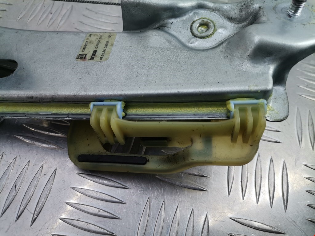 Стеклоподъемник задний левый OPEL Astra K 2015-2021