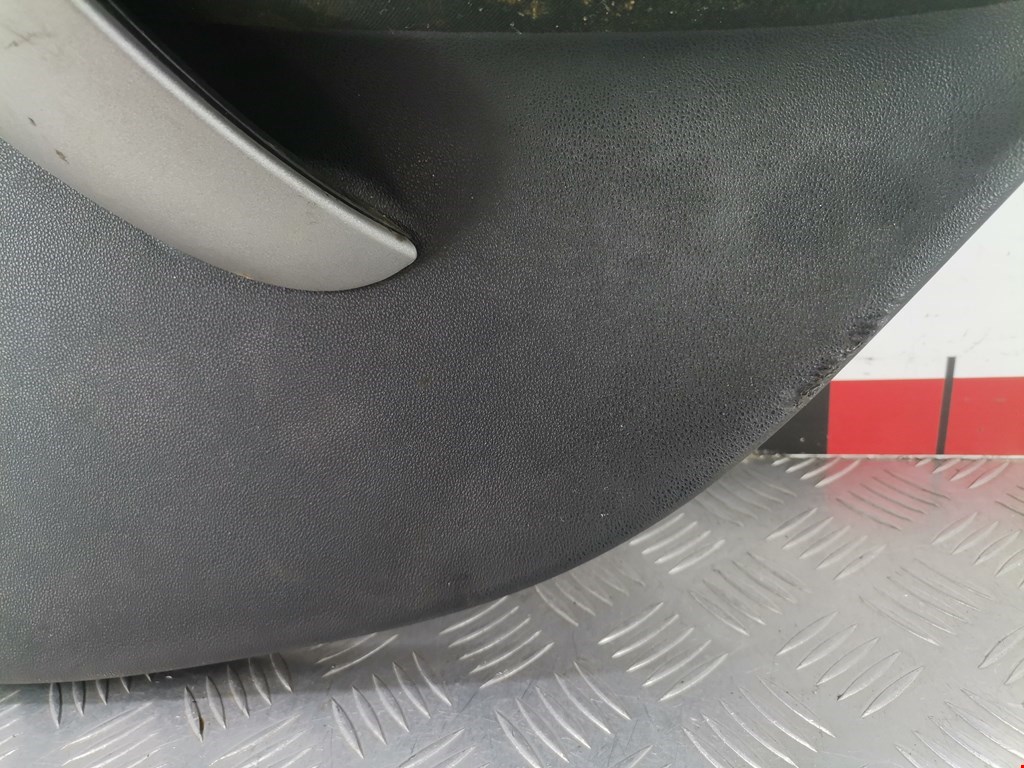 Обшивка двери задняя правая BMW 1er E81\E87 2004-2011