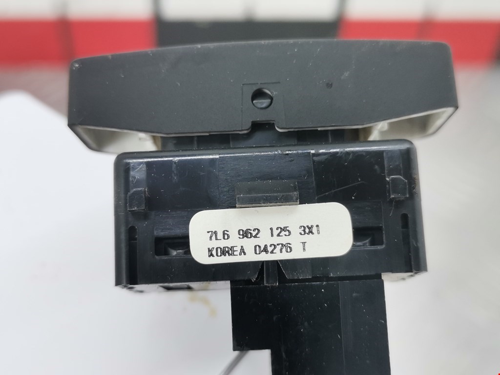 Кнопка центрального замка VOLKSWAGEN Touareg 2002-2010