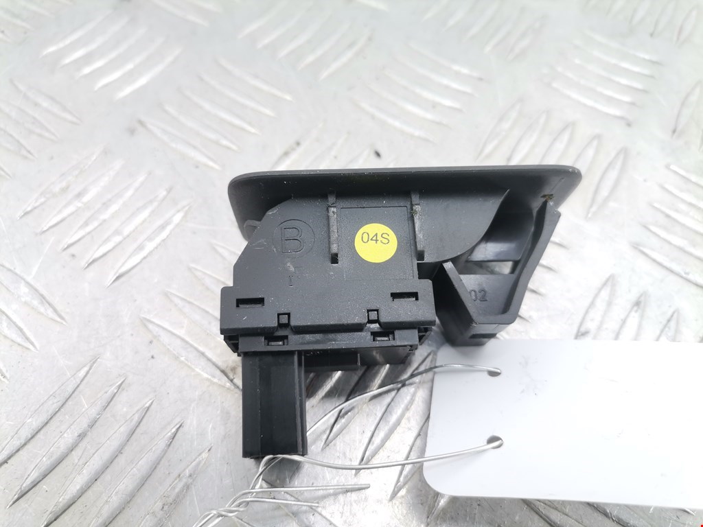 Кнопка стеклоподъемника VOLKSWAGEN Touareg 2002-2010