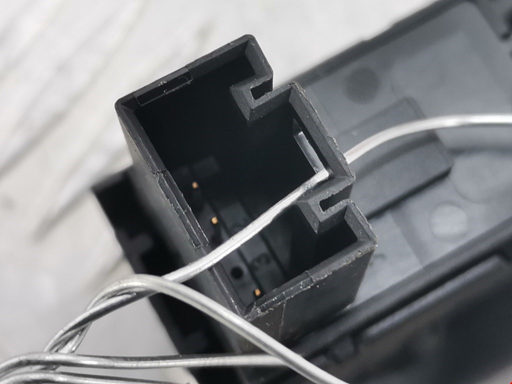 Кнопка стеклоподъемника VOLKSWAGEN Touareg 2002-2010