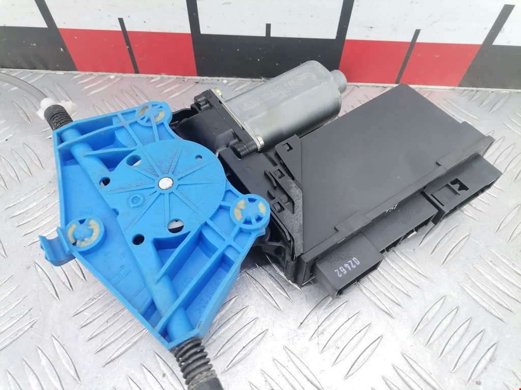 Стеклоподъемник задний левый AUDI A4 B6 2001-2005