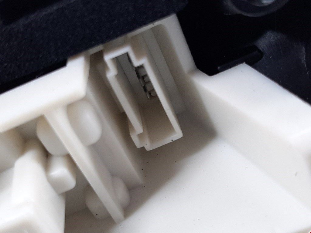 Фонарь задний внутренний правый OPEL Astra J 2009-2017