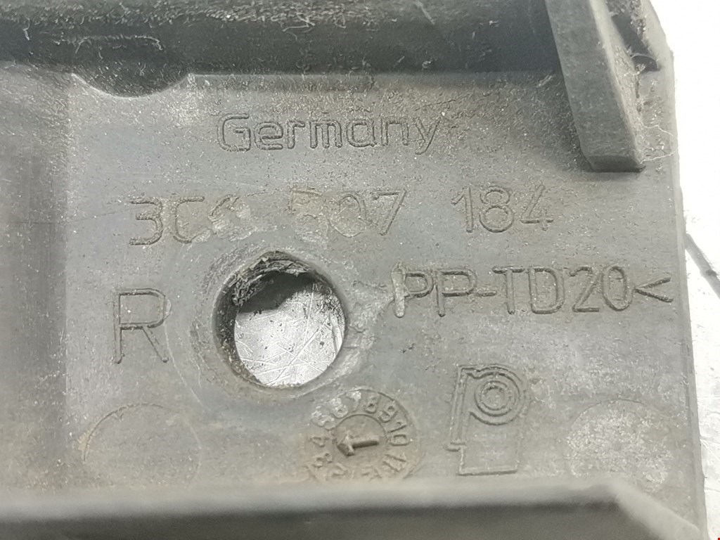 Кронштейн переднего бампера правый VOLKSWAGEN Passat B6 2005-2011