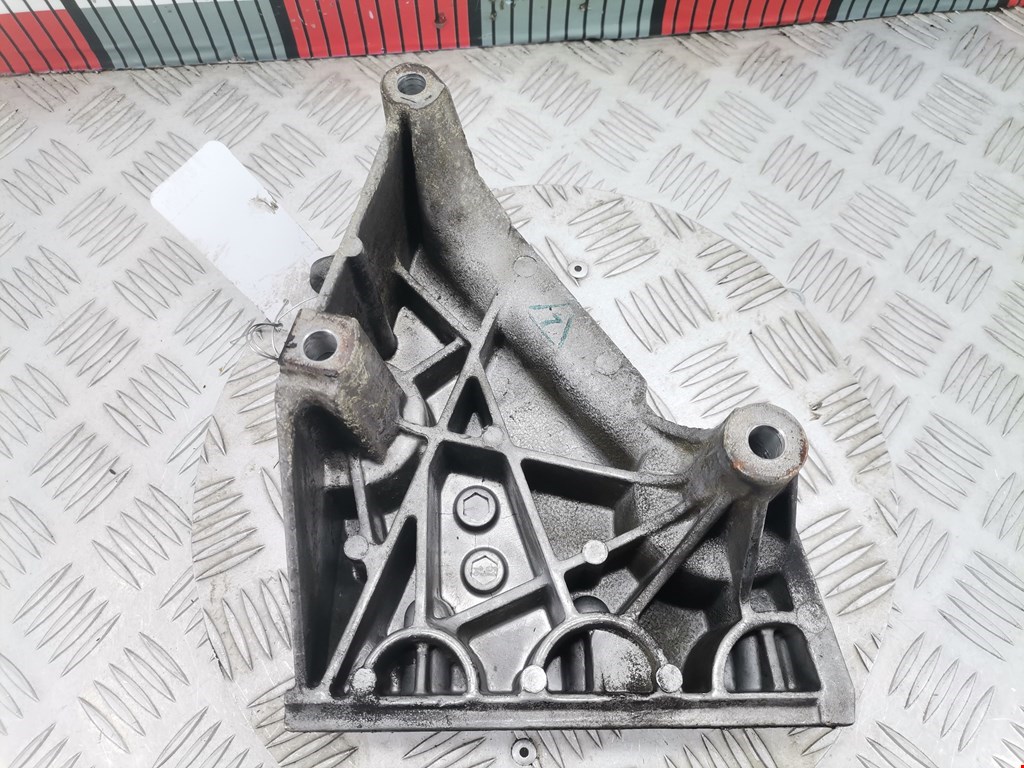 Кронштейн (крепление лапа) двигателя Skoda Rapid (2012-2020)