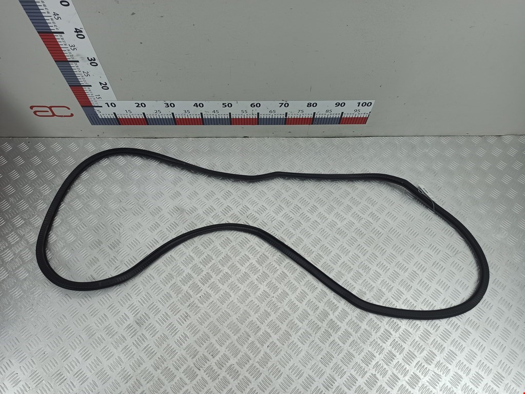 Уплотнитель двери VOLKSWAGEN Caddy III 2004-2015