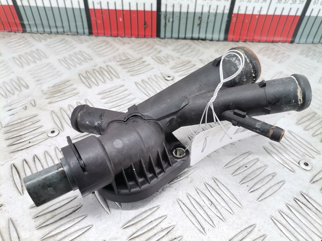 Фланец (штуцер системы охлаждения тройник) Skoda Rapid (2012-2020)