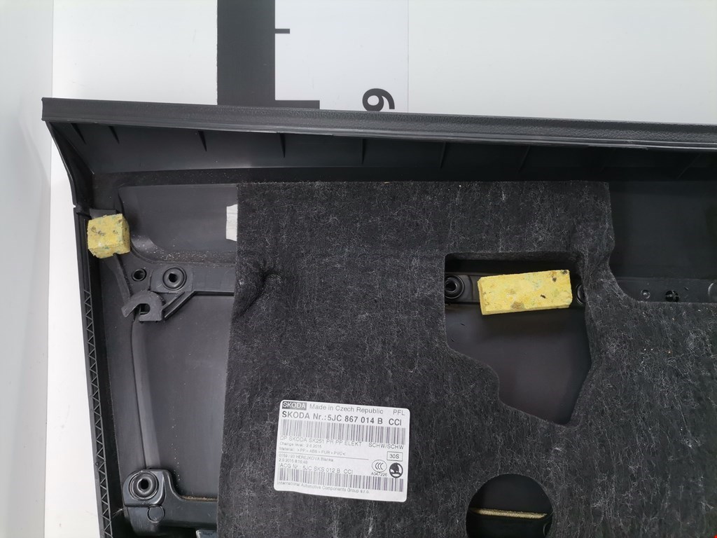 Обшивка двери передняя правая SKODA Rapid 2012-2020