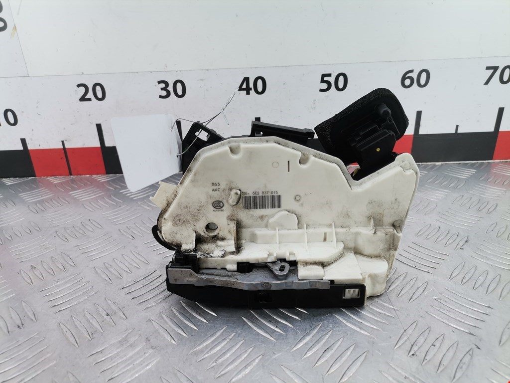 Замок двери передней левой SKODA Rapid 2012-2020