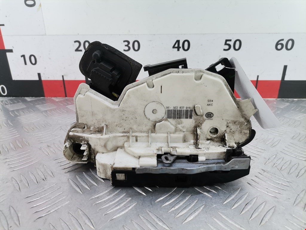 Замок двери передней правой SKODA Rapid 2012-2020