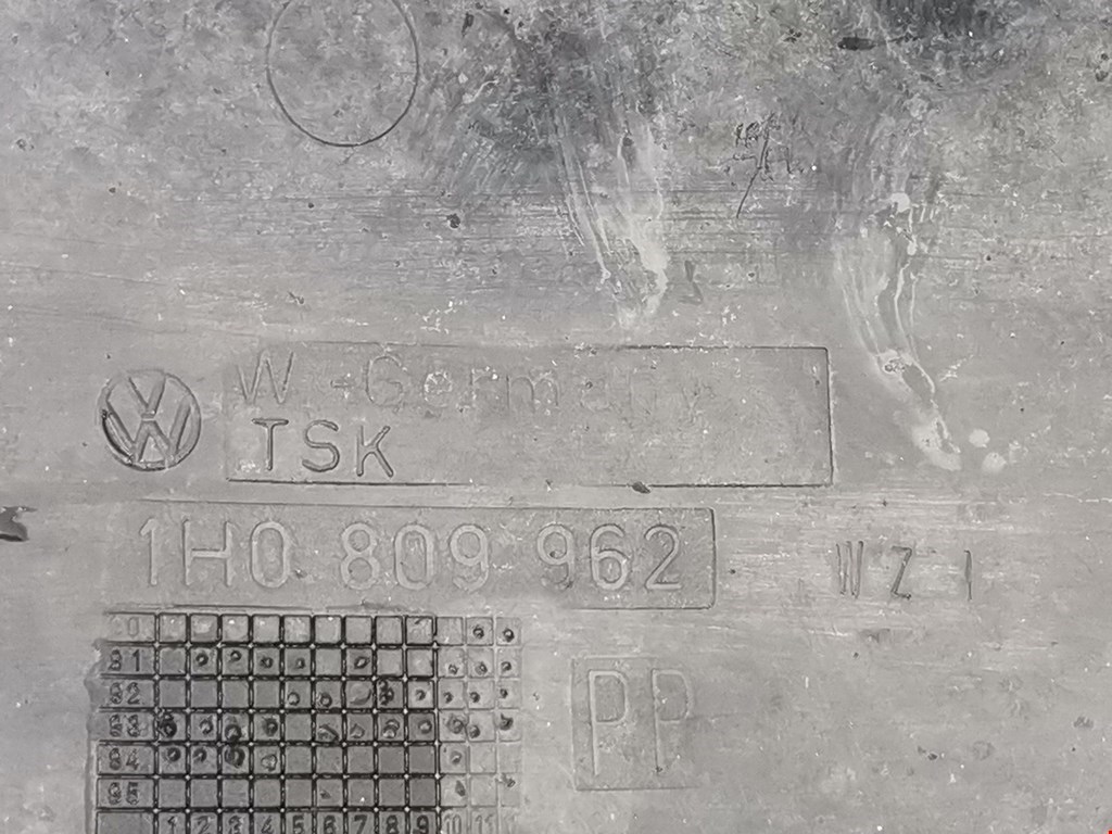 Локер (подкрылок) передний правый VOLKSWAGEN Golf III 1991-1997