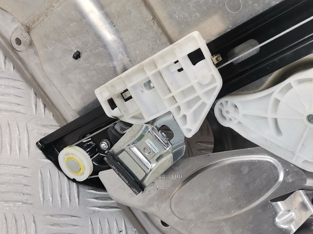 Стеклоподъемник задний левый MERCEDES-BENZ C-Class C-klasse W204 2007-2015