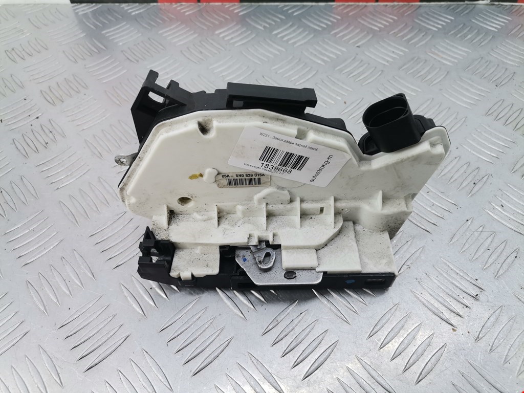 Замок двери задней левой Volkswagen Passat CC (2008-2018)