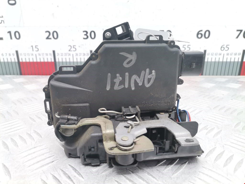 Замок двери передней правой VOLKSWAGEN Golf IV 1997-2003