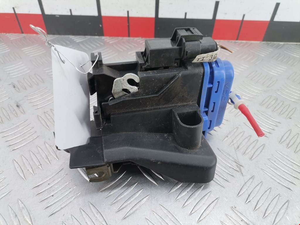 Замок двери задней правой AUDI A8 D2 1994-2002