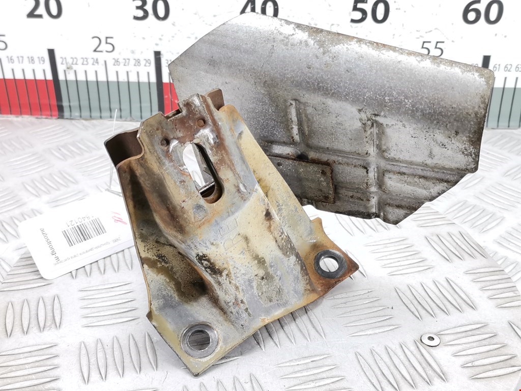 Кронштейн (крепление лапа) двигателя