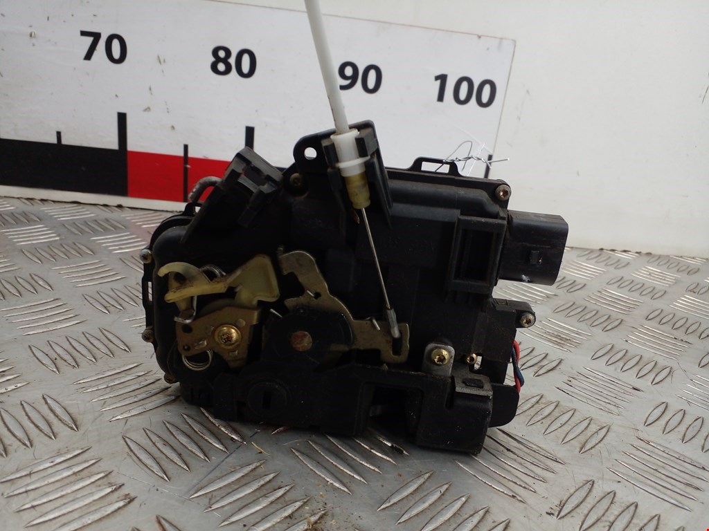 Замок двери задней левой AUDI A6 C5 1997-2004