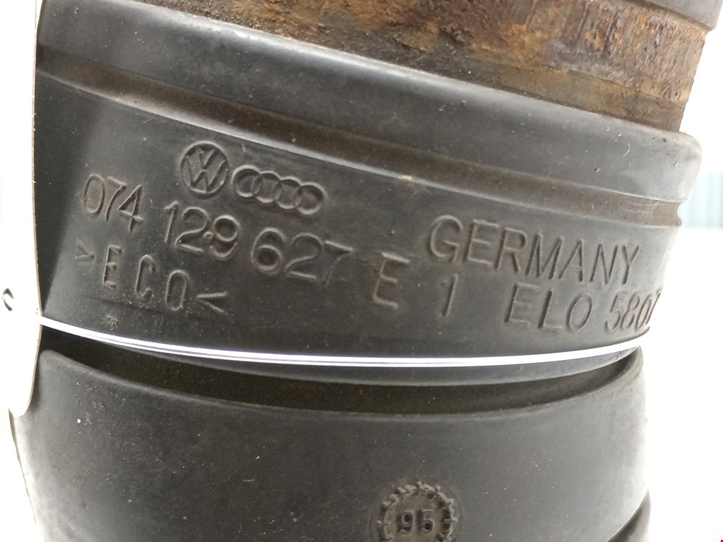 Патрубок воздушного фильтра VOLKSWAGEN Transporter T4 1990-2003