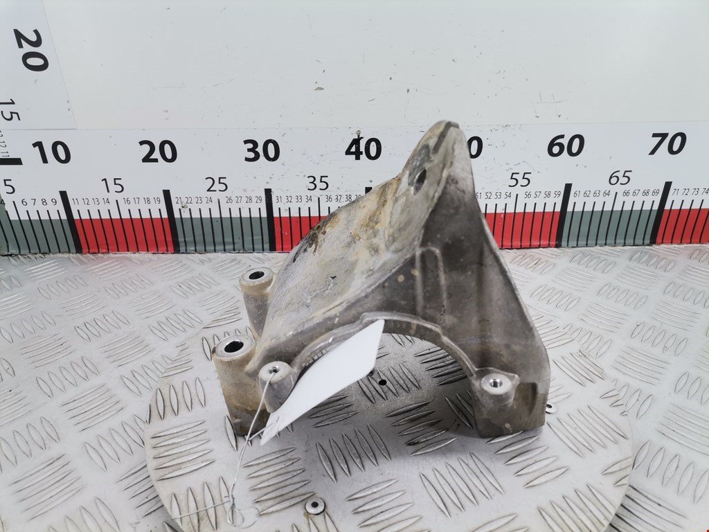 Кронштейн (крепление лапа) двигателя Volkswagen Touareg 1 (2002-2010)