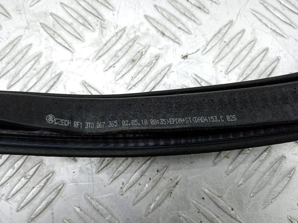 Уплотнитель двери SKODA Superb 2008-2015