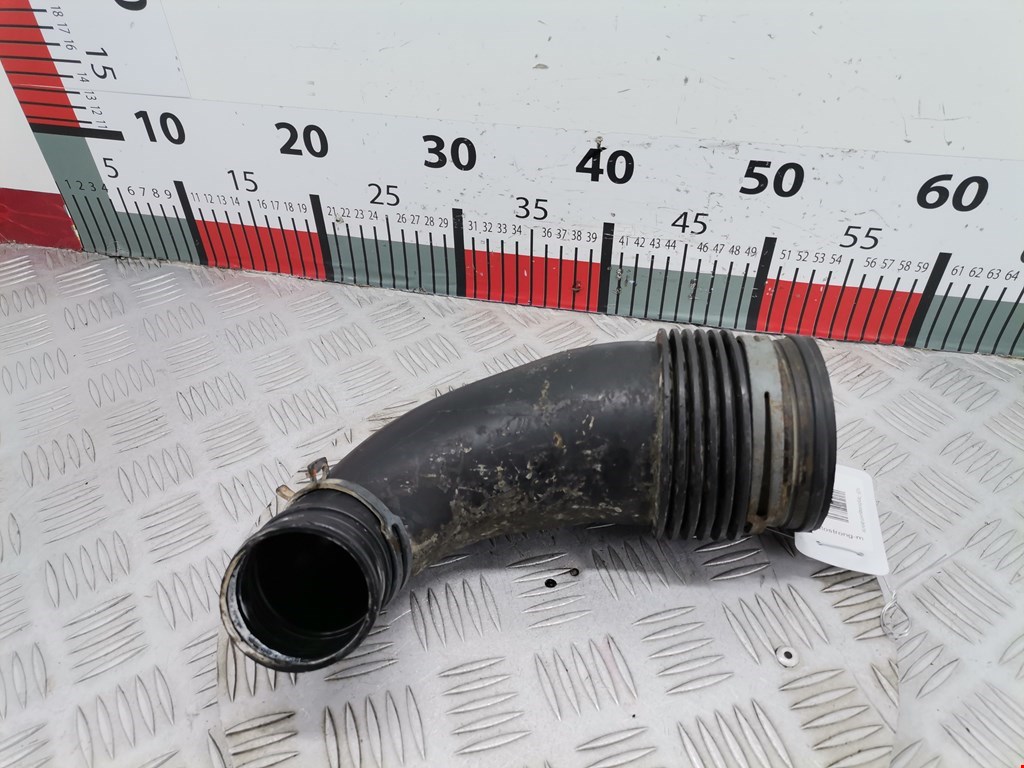 Патрубок воздушного фильтра VOLKSWAGEN Touareg 2002-2010