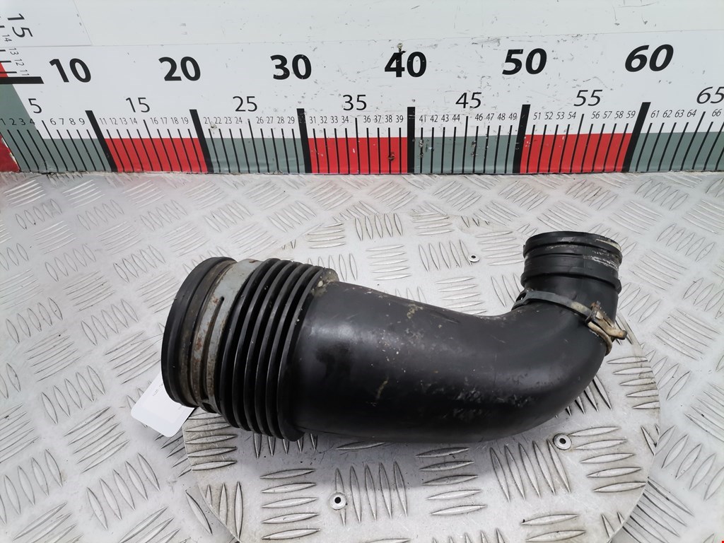 Патрубок воздушного фильтра VOLKSWAGEN Touareg 2002-2010