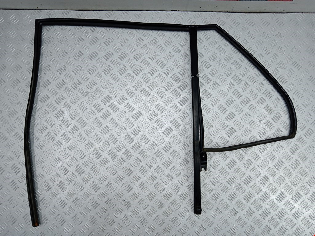 Накладка декоративная (молдинг) стекла двери задней левой Kia Carens 2 (UN) (2006-2012)