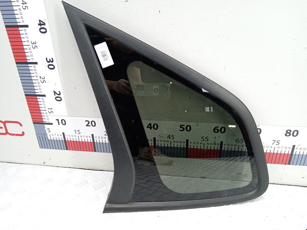 Стекло кузовное глухое левое KIA Carens 2006-2012