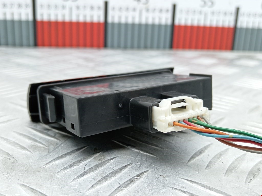 Кнопка аварийной сигнализации (аварийки) TOYOTA Prius II XW20 2003-2012