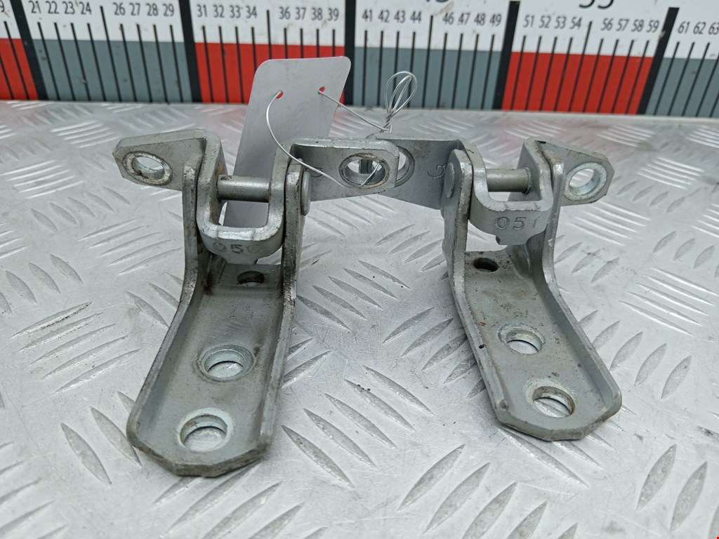 Петля двери передней правой Mitsubishi Outlander 3 (2012-2023)