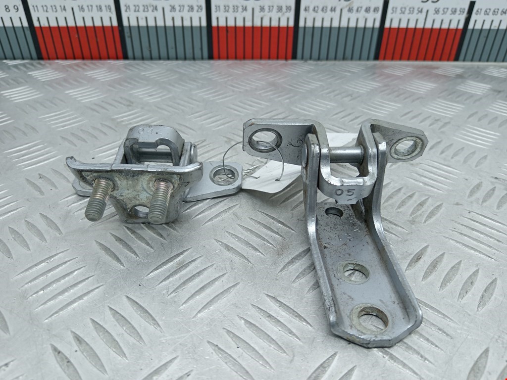 Петля двери задней левой Mitsubishi Outlander 3 (2012-2023)