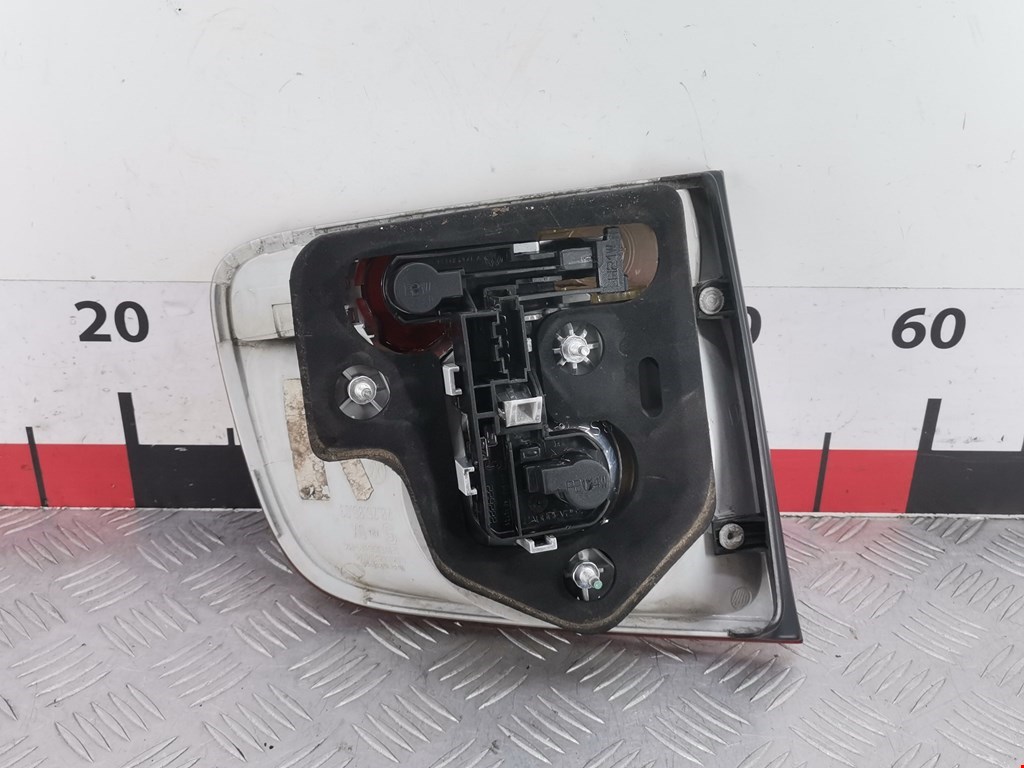 Фонарь задний внутренний правый VOLKSWAGEN Touareg 2002-2010