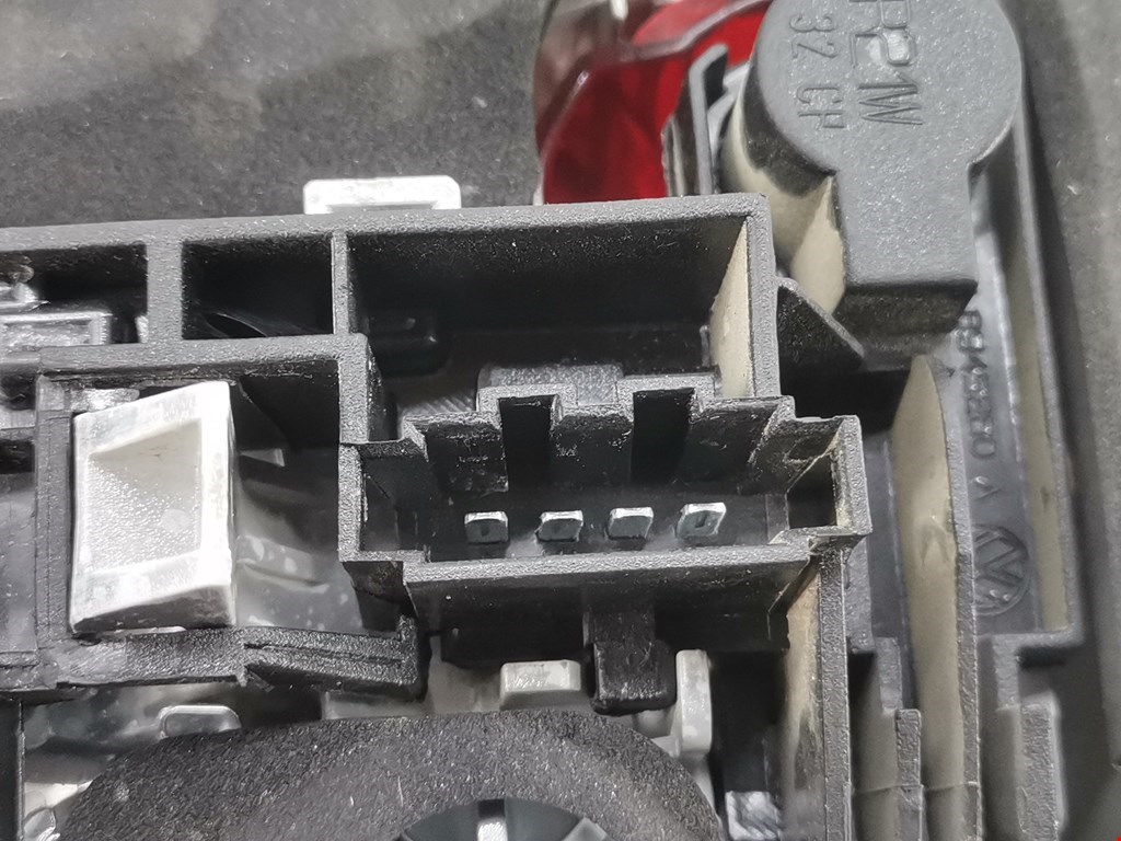 Фонарь задний внутренний правый VOLKSWAGEN Touareg 2002-2010