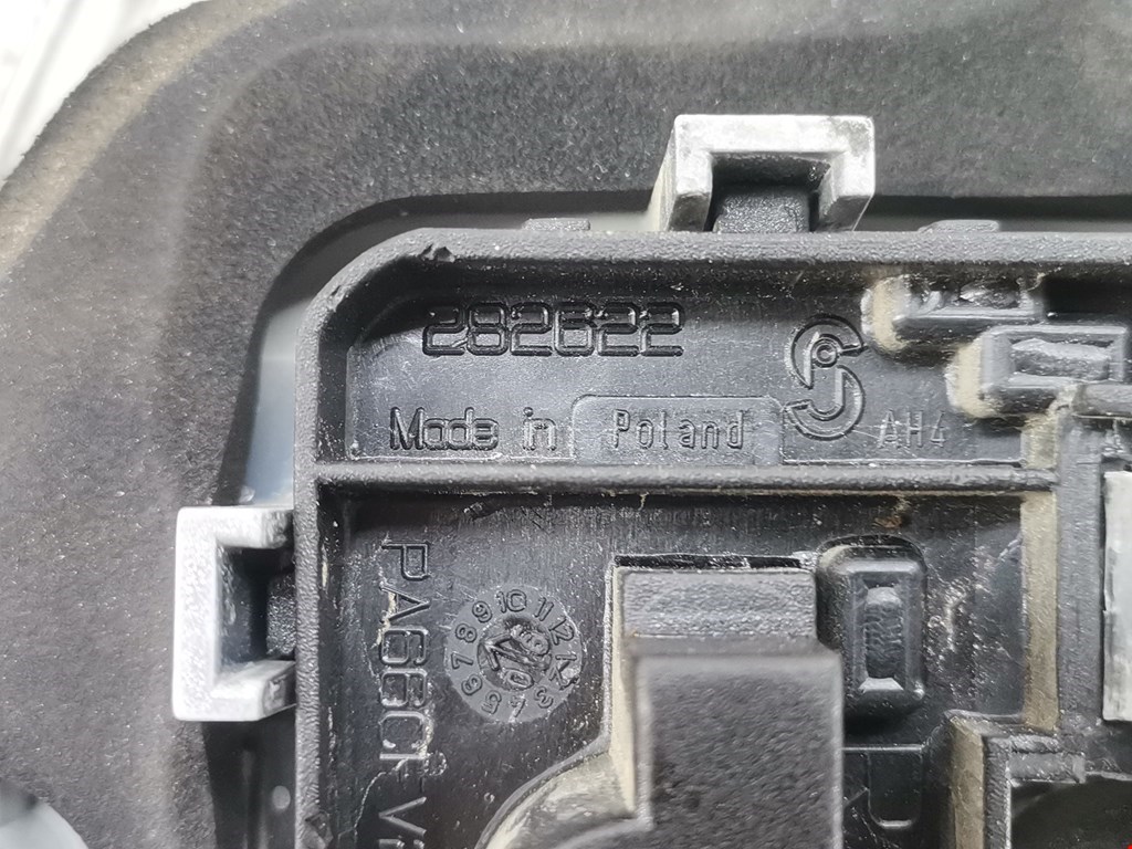 Фонарь задний внутренний правый VOLKSWAGEN Touareg 2002-2010