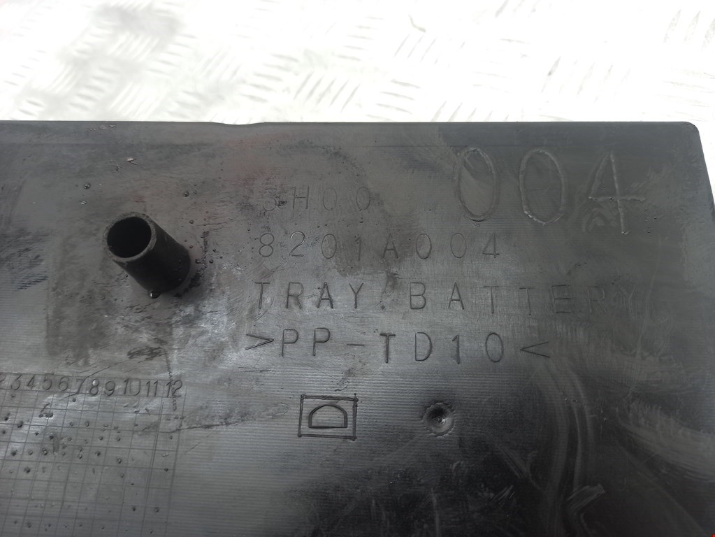 Крепление АКБ (корпус/подставка) MITSUBISHI Outlander GF0W 2012-н.в.