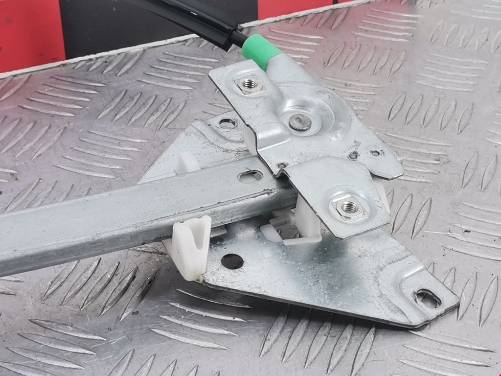 Стеклоподъемник задний правый MITSUBISHI Carisma 1995-1999