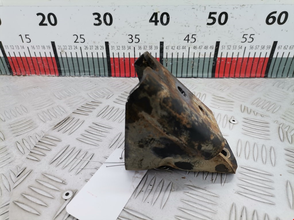 Кронштейн (крепление лапа) двигателя Mitsubishi L200 4 (2006-2015)