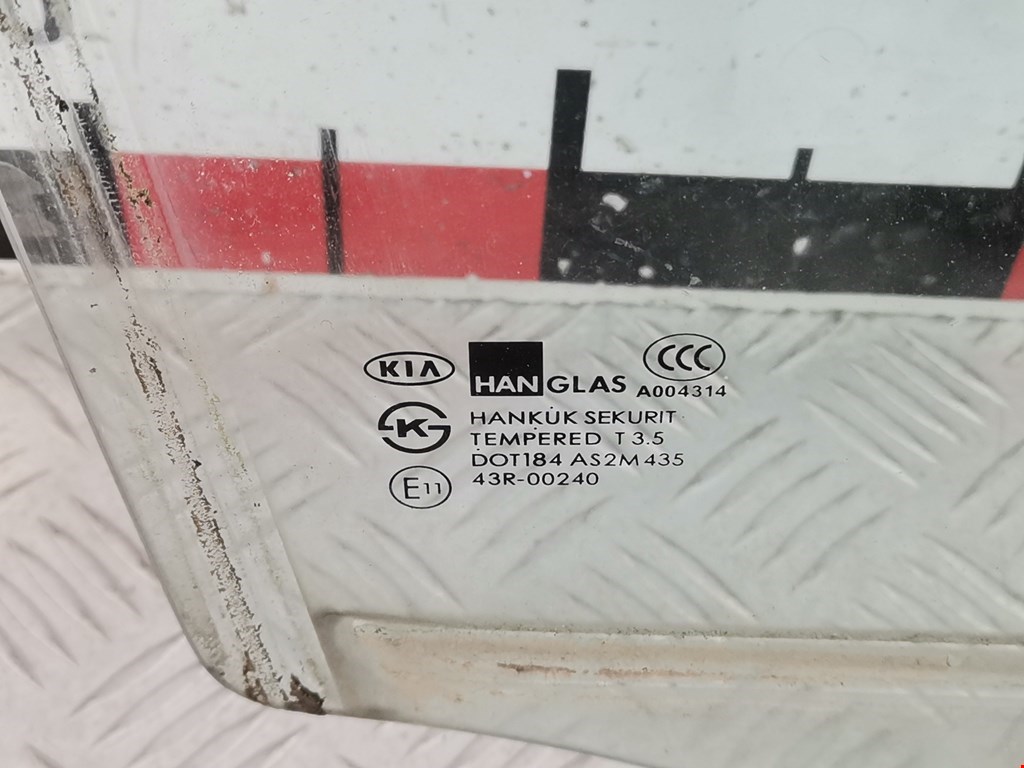 Стекло двери переднее правое KIA Sorento 2002-2009