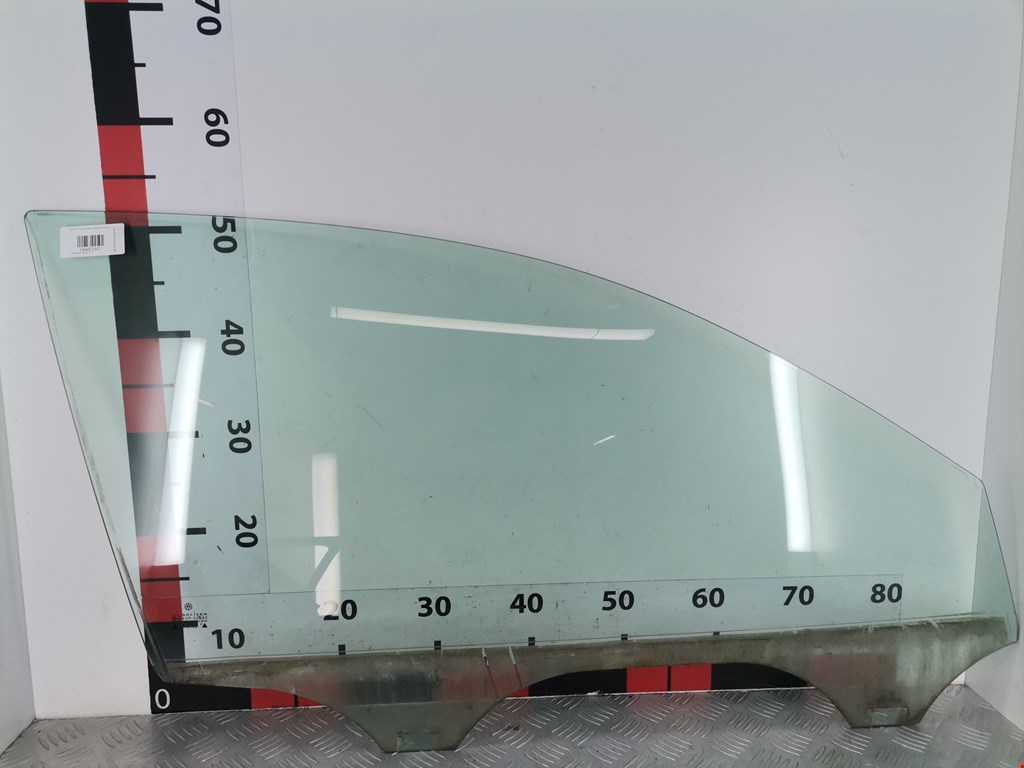 Стекло двери передней правой Volkswagen Passat 5 (1996-2000)