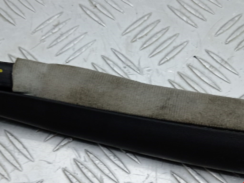 Уплотнитель двери VOLKSWAGEN Passat B5 1997-2005