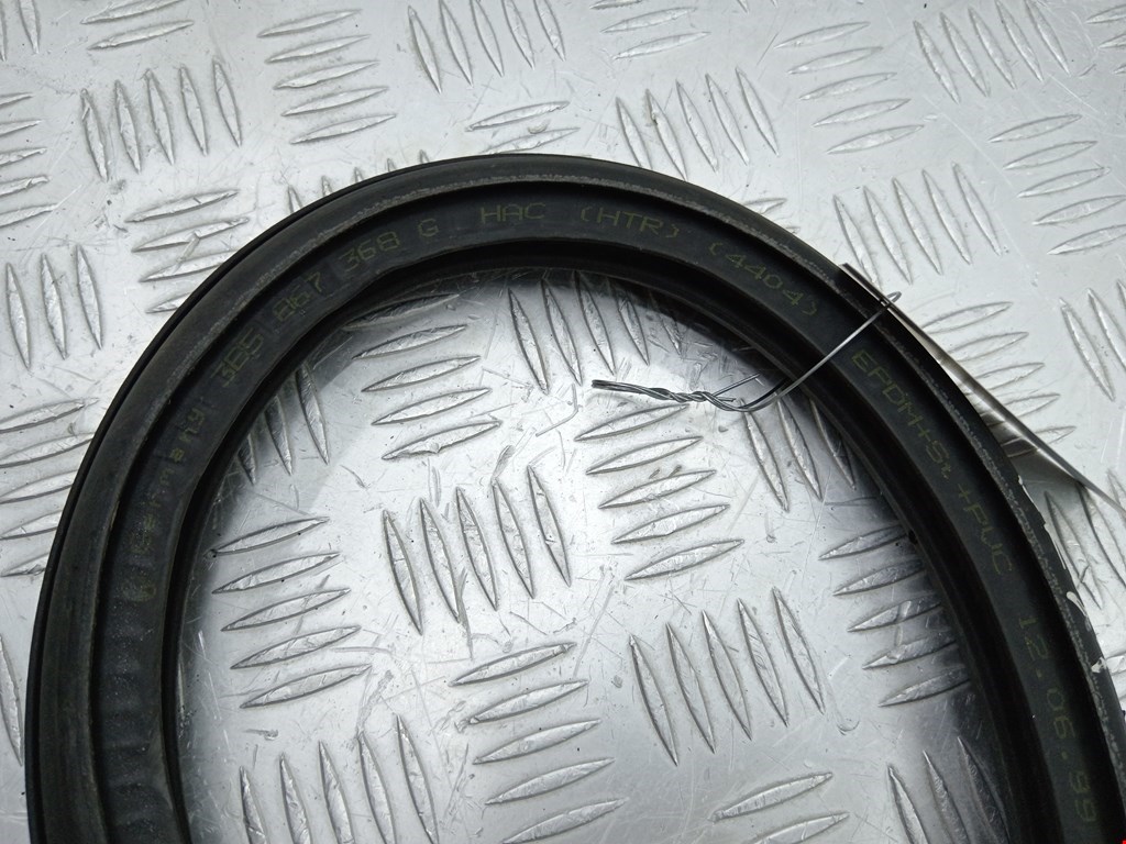 Уплотнитель двери VOLKSWAGEN Passat B5 1997-2005