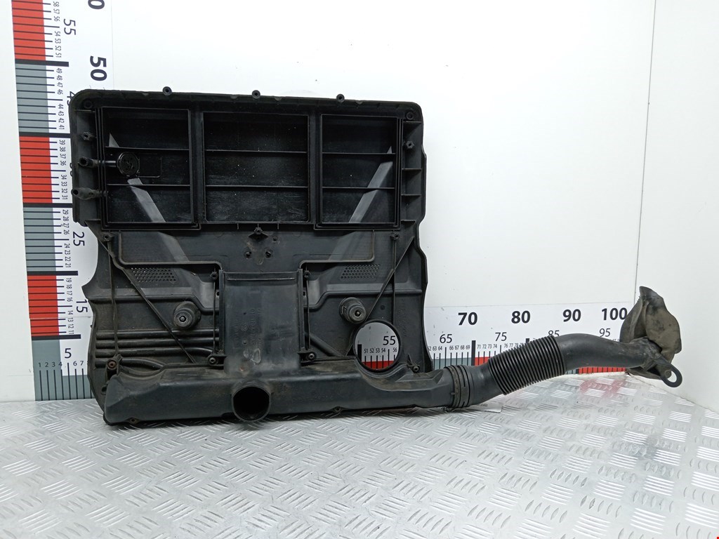 Патрубок воздушного фильтра VOLKSWAGEN Polo III 1994-2001