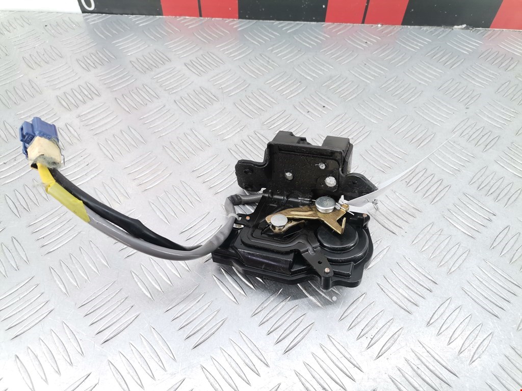 Замок багажника (крышки двери) TOYOTA Corolla Verso E121 AR10 2001-2009