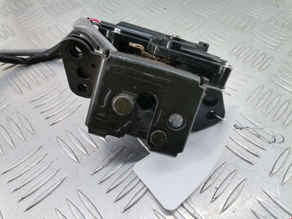 Замок багажника (крышки двери) TOYOTA Corolla Verso E121 AR10 2001-2009