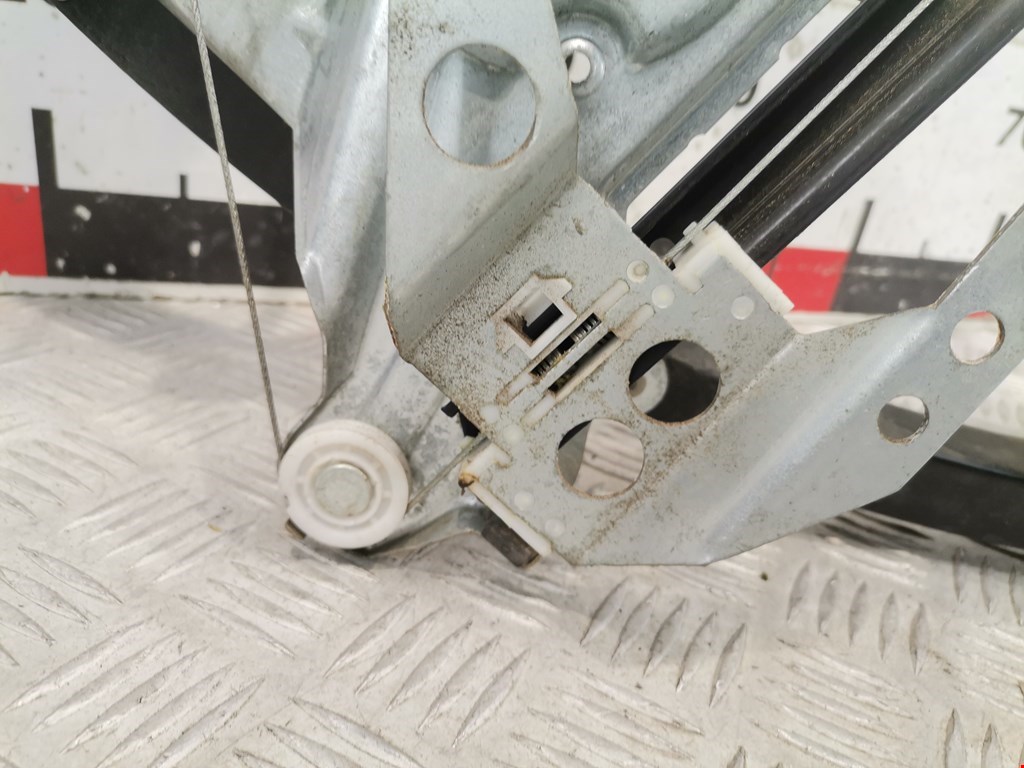 Стеклоподъемник задний левый AUDI A4 B5 1995-2001