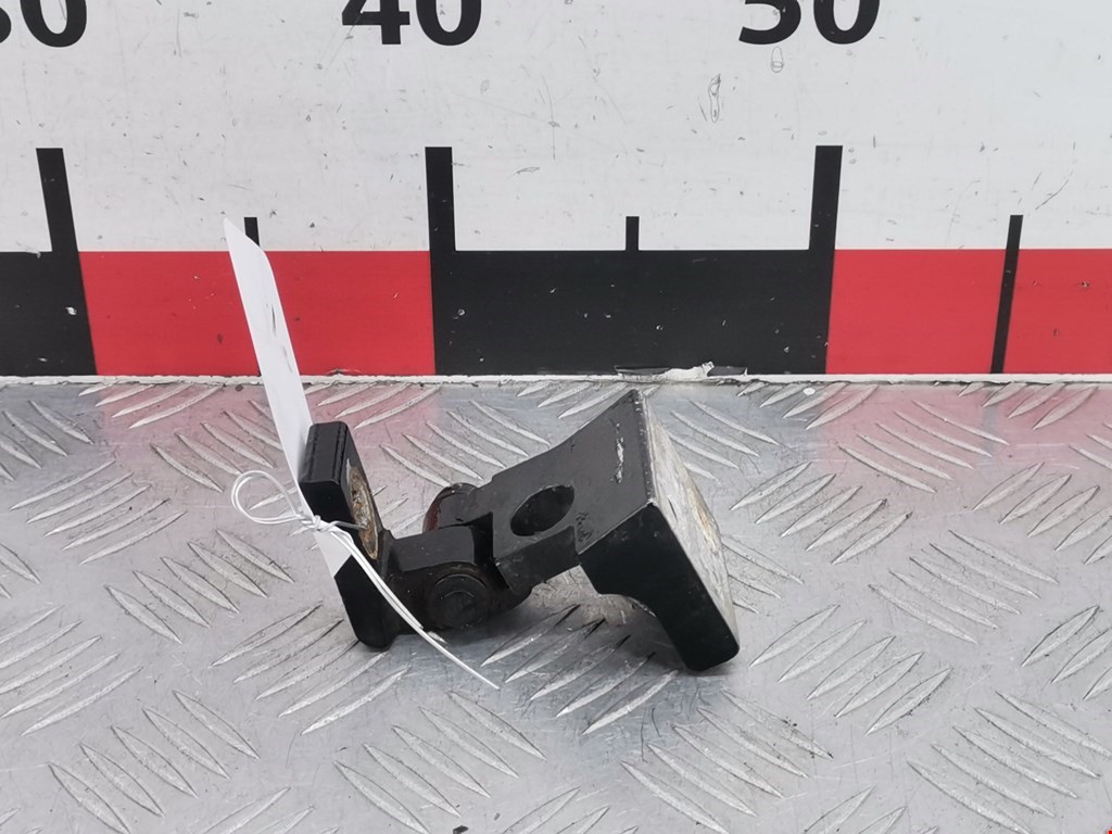 Петля двери задней правой Volkswagen Touareg 1 (2002-2010)