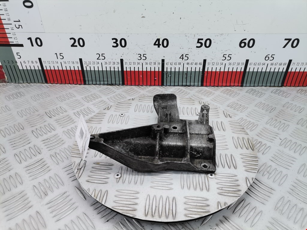 Кронштейн (крепление) радиатора AUDI A6 C6 2004-2010