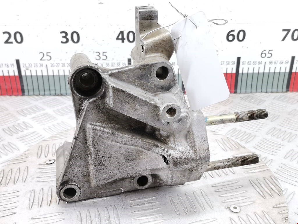 Кронштейн (крепление лапа) двигателя Mitsubishi Space_Star 1 (1998-2005)