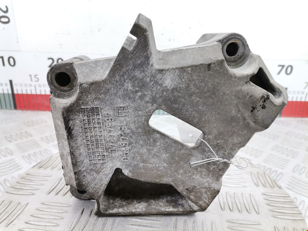 Кронштейн (крепление лапа) двигателя Opel Corsa D (2006-2014)