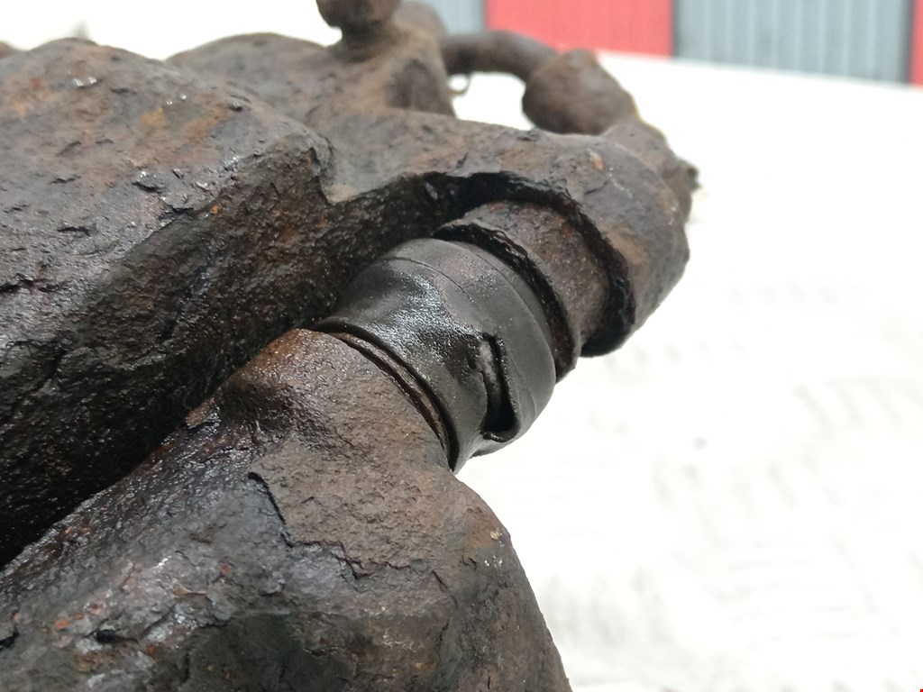 Суппорт передний левый TOYOTA RAV 4 XA20 2000-2005